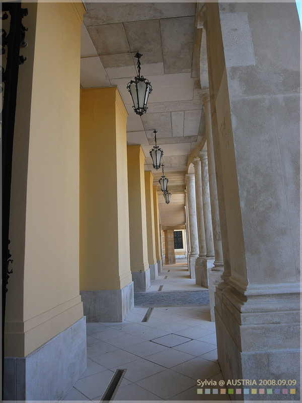 新皇宮正面的石柱呈弧形整齊排列，宏偉華麗。.jpg - 2008.09維也納自由行