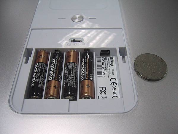 電池盒(已安裝電池)和 USB 接頭 電池盒(已安裝電池)和 USB 接頭