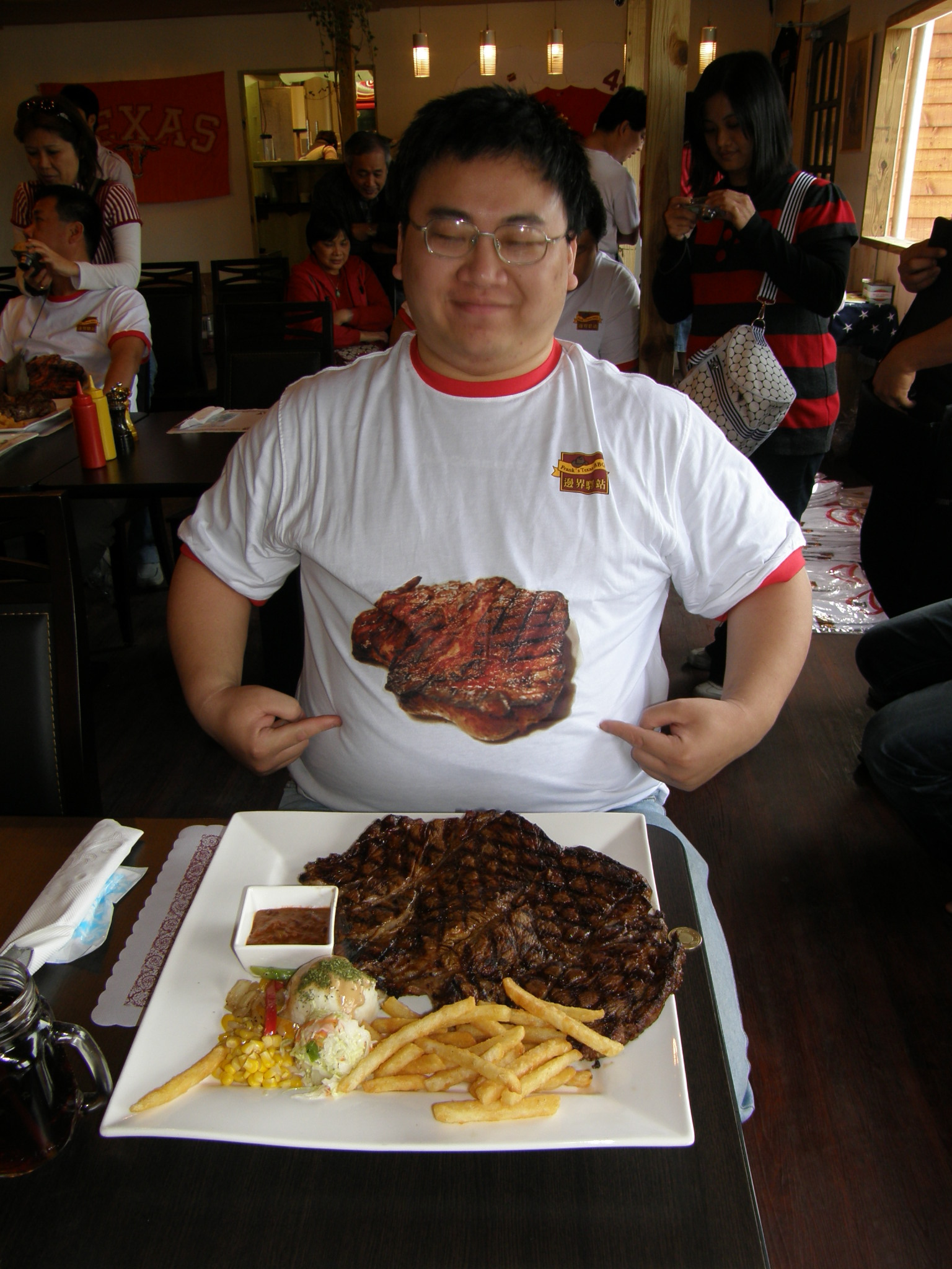 這就是桌上食物要裝進去的地方 這就是桌上食物要裝進去的地方