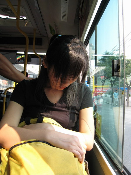 在公交上睡著了...