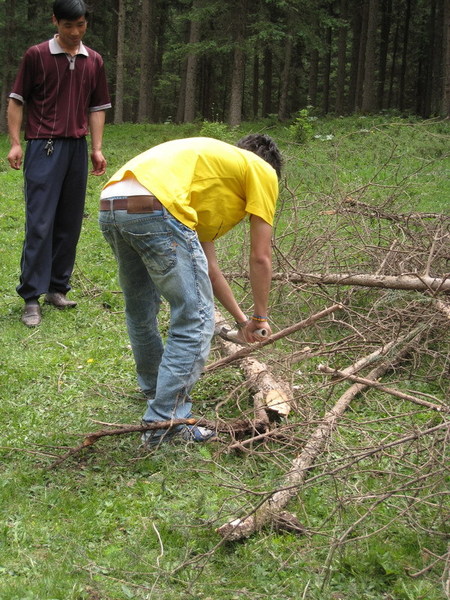 20080618-15 撿木柴，準備起火