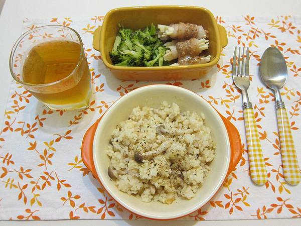 奶油菇菇燉飯、茭白筍肉片捲佐芝麻醬