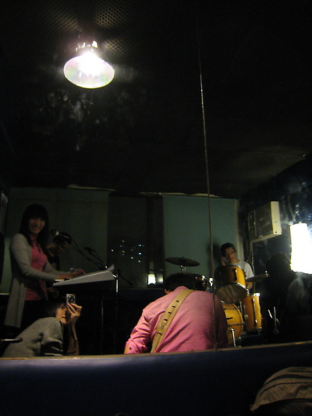 20100403-5-05 被書欣發現我在拍 XD