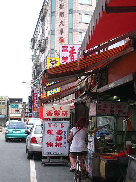 20100626-4-03 結果發現他只是換店面了而已 Q~Q