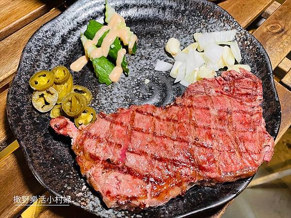 龍潭美食》人氣超旺的半露天炭烤牛排【野火原味美式牛排】牛肉大