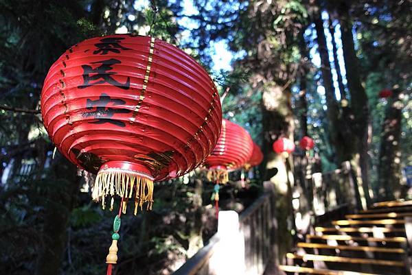 宜蘭縣最高廟宇《鎮安宮》具有靈氣，靜謐隱藏在深山之中，就在雲