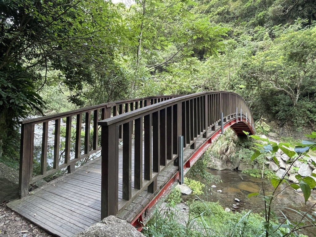 望看絕美階梯瀑布，原始自然拱形竹橋，輕鬆漫步在溪畔間【老鷹溪