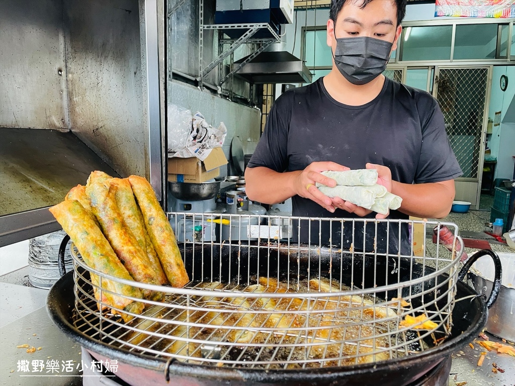 平日也要排隊的銅板美食【礁溪春捲伯】金黃外皮酥又脆，加上滿滿