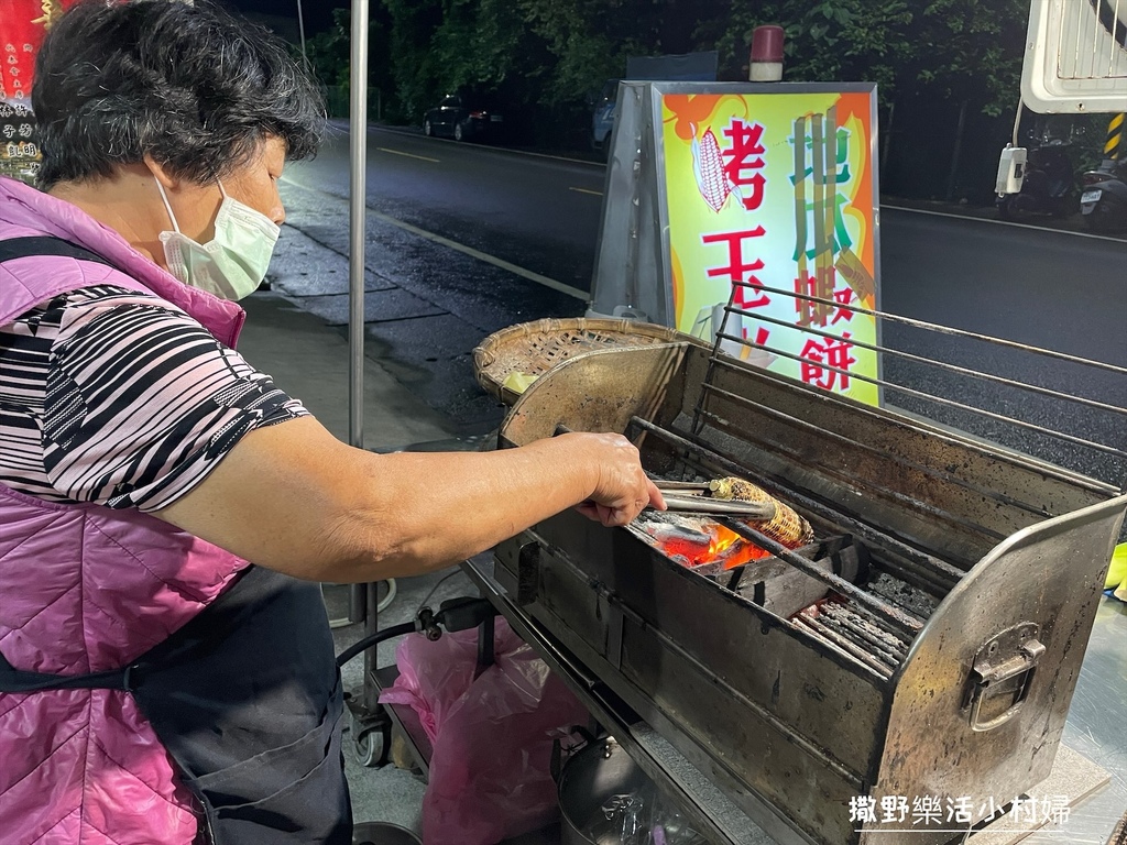 阿嬤的手工碳火直烤【黑連烤玉米】獨門醬汁超大器，刷醬不手軟｜