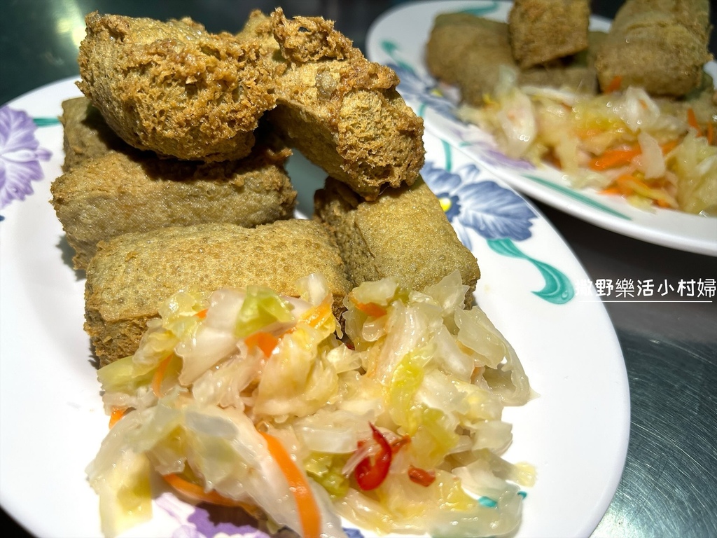 沒有招牌的青草脆皮臭豆腐，手作泡菜入味好吃【阿嬤臭豆腐】｜宜