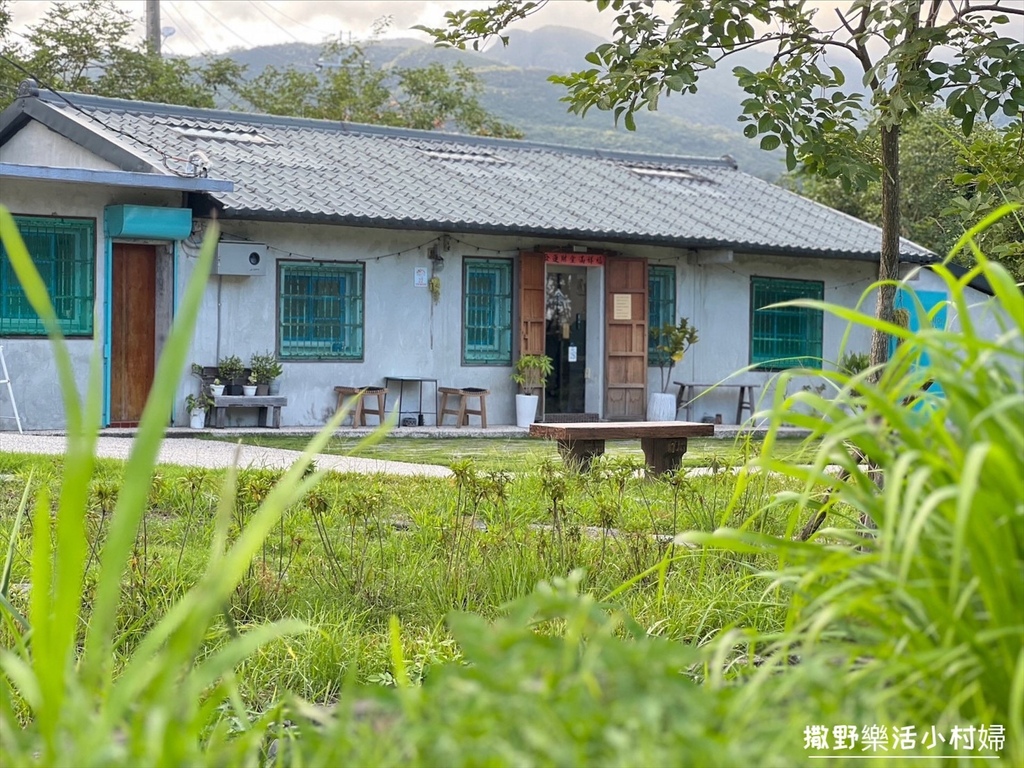 頭城老屋咖啡廳【小溪邊】坐落青山綠水為伴的鄉村，彷彿搭時光機