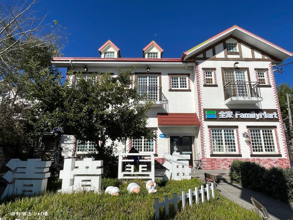 清境農場最美超商『全家清境雲海店』歐式城堡建築好亮眼，海拔2