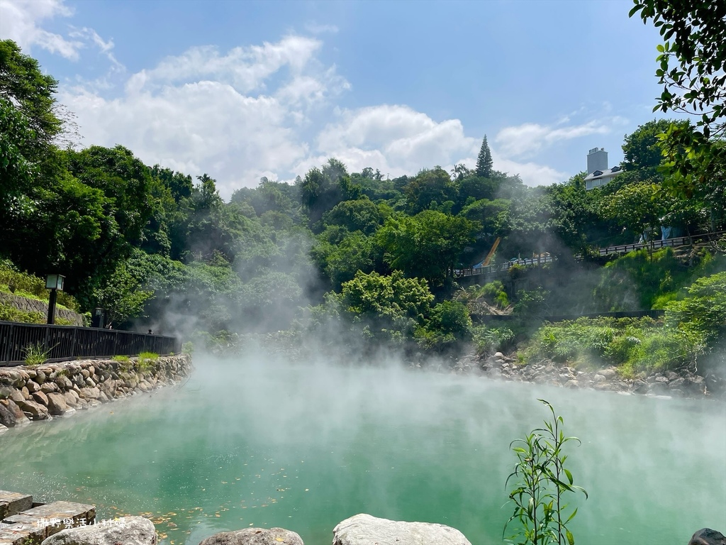 台北免費景點【地熱谷公園】仙氣飄渺的環湖步道，體驗青礦泉手湯