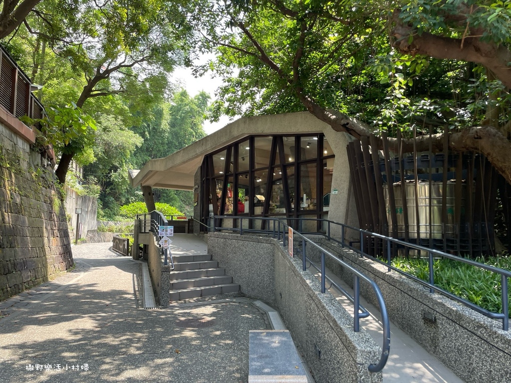 台北免費景點【地熱谷公園】仙氣飄渺的環湖步道，體驗青礦泉手湯