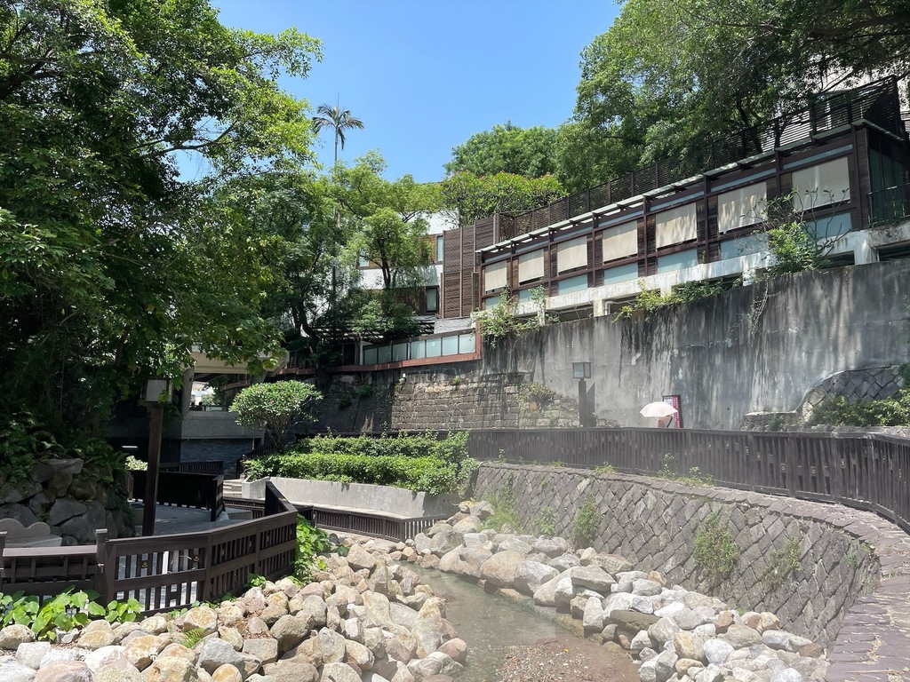 台北免費景點【地熱谷公園】仙氣飄渺的環湖步道，體驗青礦泉手湯