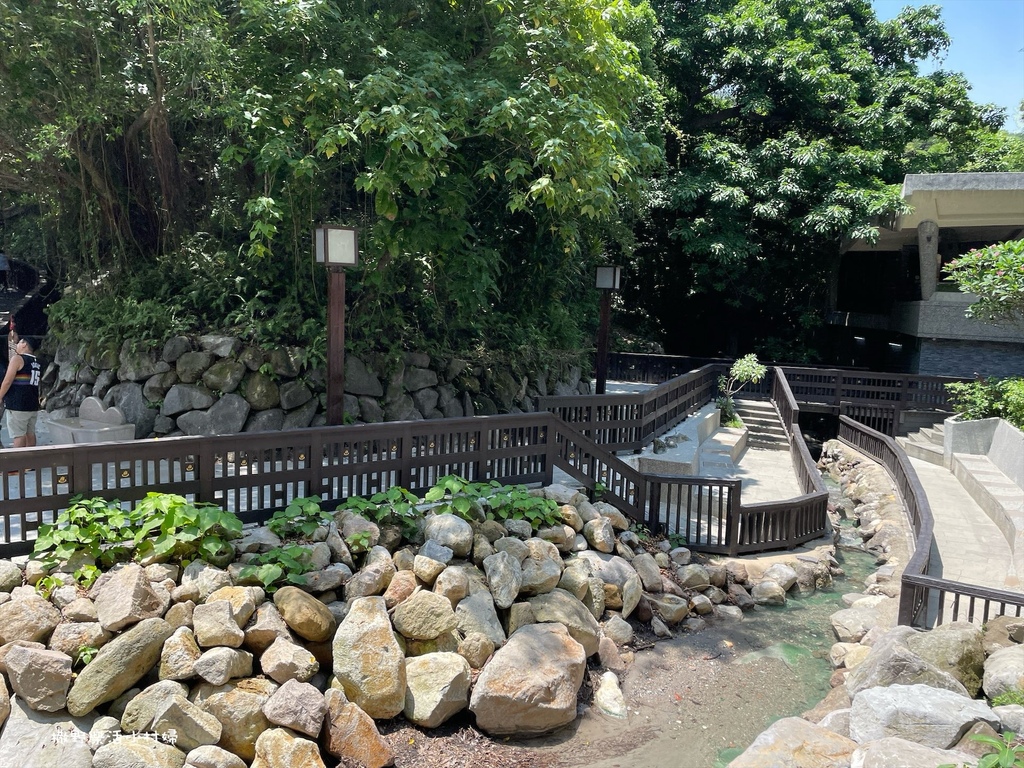 台北免費景點【地熱谷公園】仙氣飄渺的環湖步道，體驗青礦泉手湯