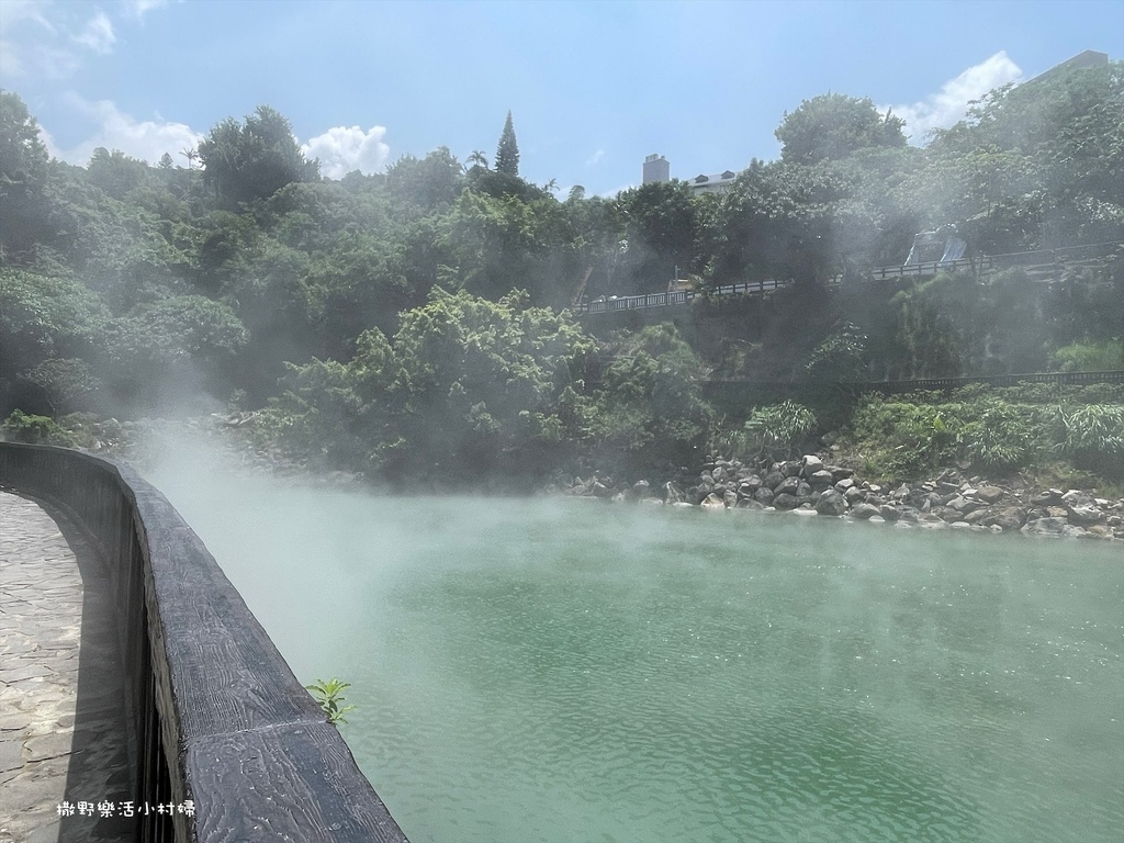 台北免費景點【地熱谷公園】仙氣飄渺的環湖步道，體驗青礦泉手湯