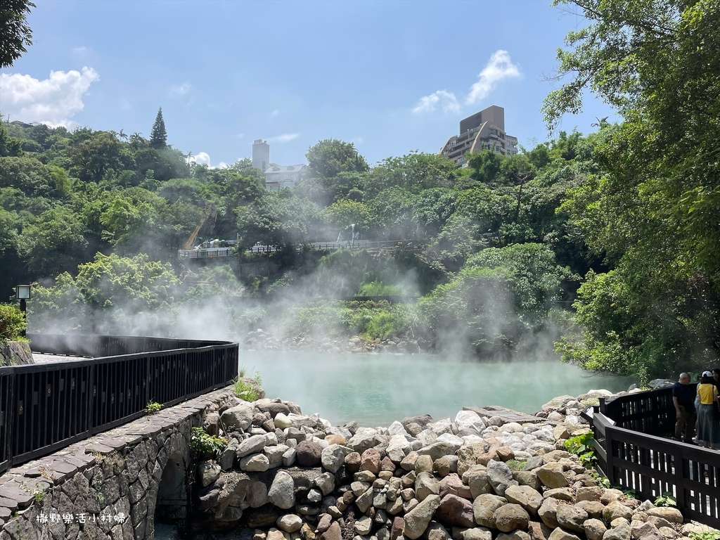 台北免費景點【地熱谷公園】仙氣飄渺的環湖步道，體驗青礦泉手湯