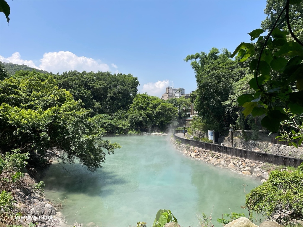 台北免費景點【地熱谷公園】仙氣飄渺的環湖步道，體驗青礦泉手湯