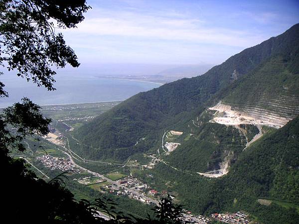 富世村 亞泥礦場