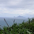 坐在圍牆上 眺望龜山島