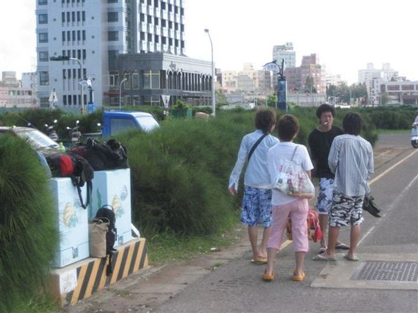 大夥背著行李慢慢移動