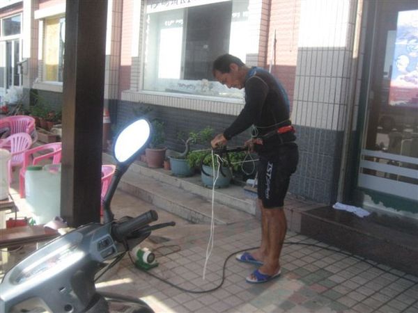 教練老闆在準備魚叉