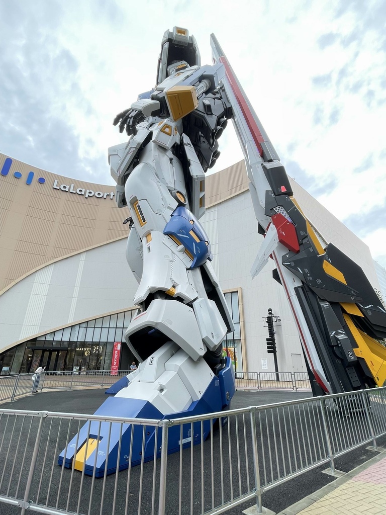 ららぽーと福岡 実物大 νガンダム立像「RX-93ff ν(