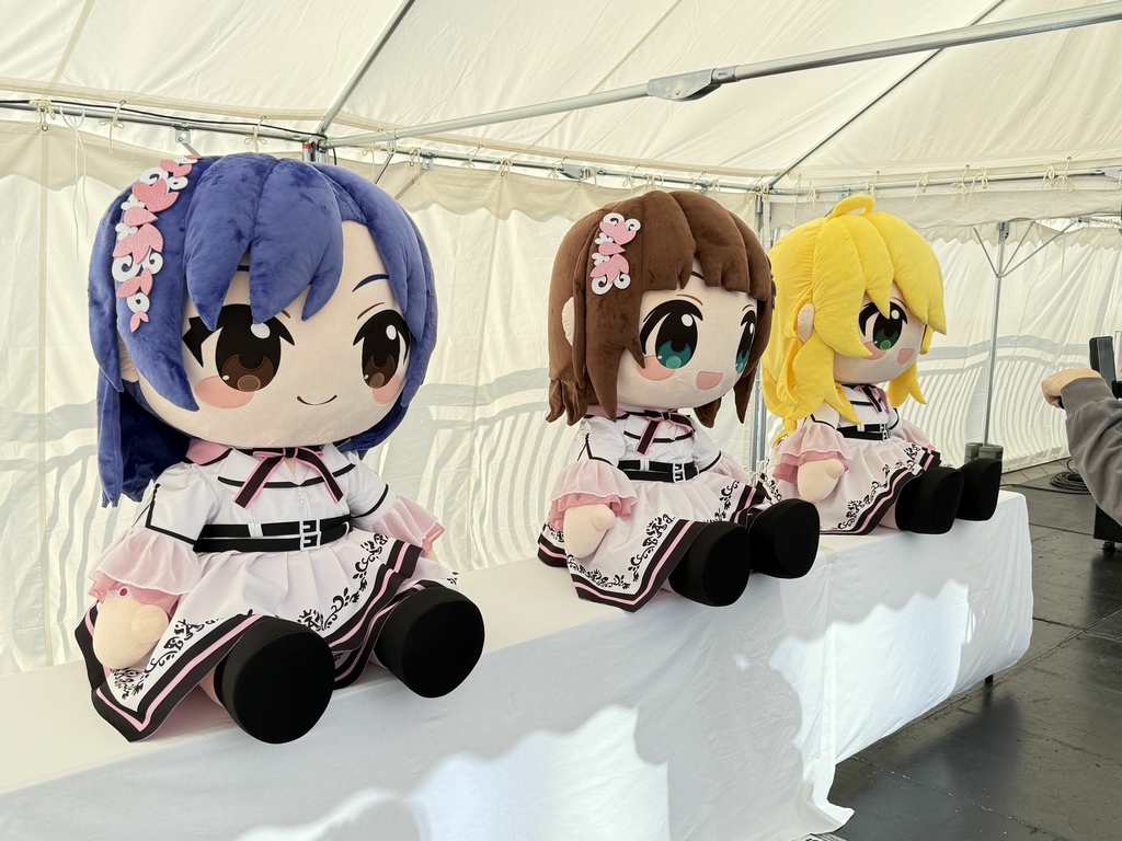 【展示コーナー、プロデューサー応援セット掲載パネル、CD販売