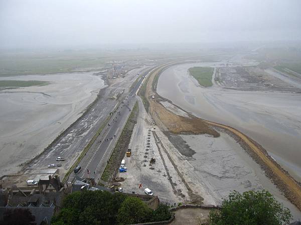 有一條路連接到陸地