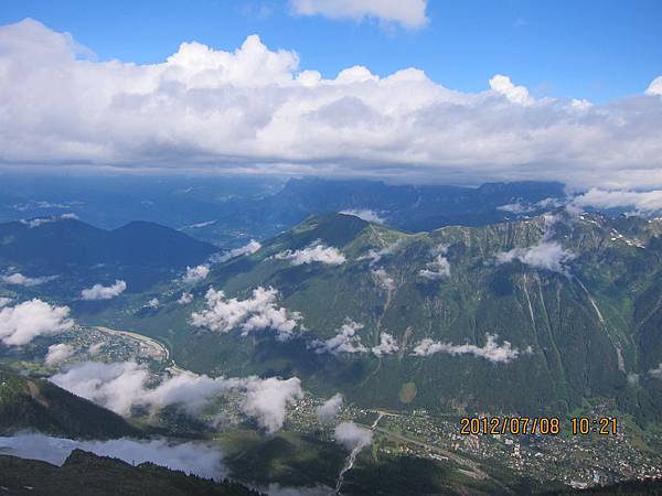 在纜車上俯瞰山下美景