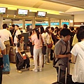 一大早六點桃園機場塞滿要出國的人