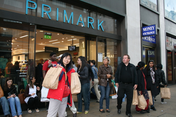 PRIMARK門口前