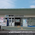 02.鳴門駅,雖是有人車站,但還滿小的.jpg