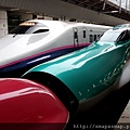 03.E5車系的隼號與E6車系的秋田新幹線小町號並連行駛,後方為前往盛岡的疾風號.jpg