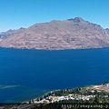 003.搭纜車上山看Wakatipu湖.jpg