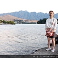 058.老婆在Wakatipu湖畔留影.jpg