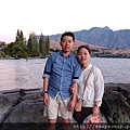 061.和老婆在Wakatipu湖畔留影.jpg