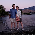 062.和老婆在Wakatipu湖畔留影.jpg