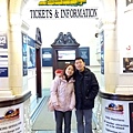 04.和老婆在Dunedin火車站留影.jpg