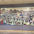 31.神戶地鐵站內的畫道出當年神戶開港通商的樣子.JPG