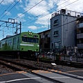 09.JR西日本的通勤電車通過伏見稻荷駅.jpg