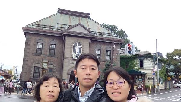 24.和媽媽和老婆在小樽蒸汽鐘前留影.jpg