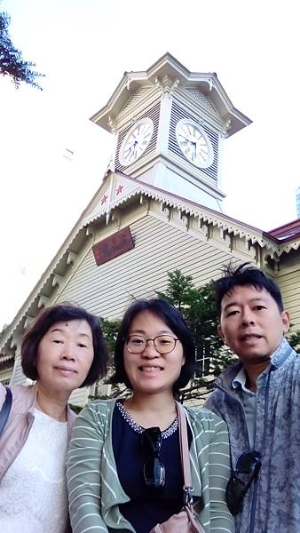06.和媽媽和老婆在札幌時計台留影.jpg
