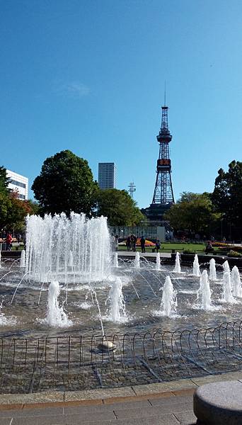 09.大通公園和札幌電視塔.jpg