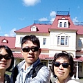 14.和媽媽和老婆在北海道開拓村前留影.jpg