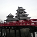 061.松本城和前方的埋橋構成美麗的景觀.jpg