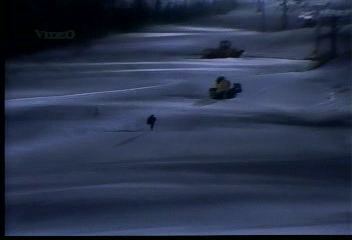 124.戀愛世代劇中畫面,木村拓哉從滑雪場滑道下一路衝到坡頂.BMP