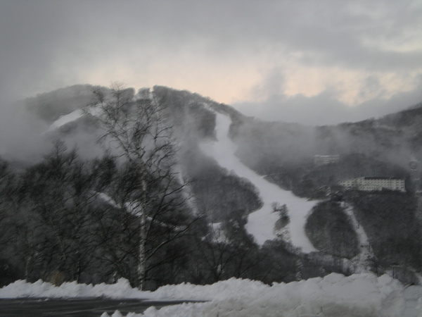 164.遠方那條是著名的西館山滑道嗎.jpg