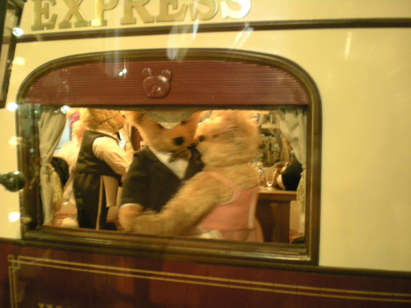 255.兩隻泰迪熊在列車內跳舞喔.jpg